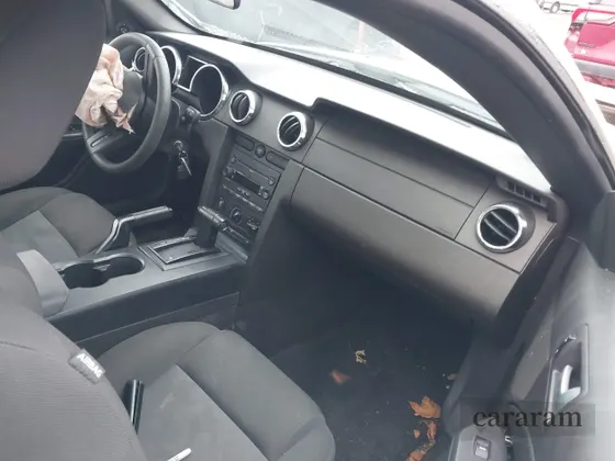 2007 Ford Mustang Deluxe