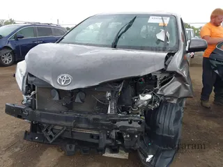 2017 Toyota Sienna XLE Auto Access Seat