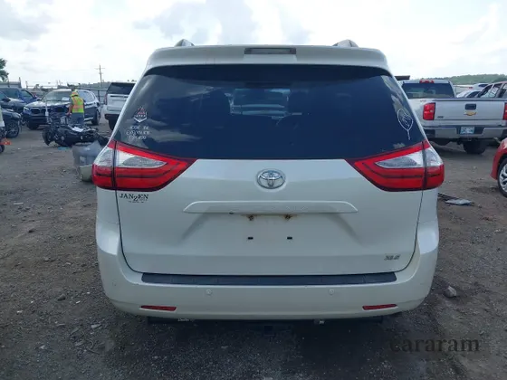 2017 Toyota Sienna XLE Auto Access Seat
