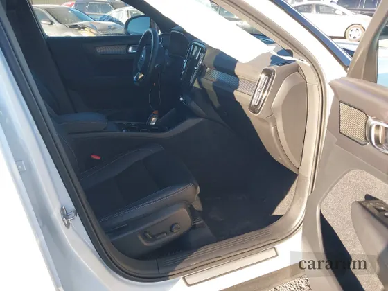 2022 Volvo XC40 R-Design