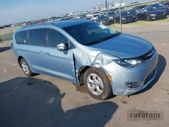 2017 Chrysler Pacifica Hybrid Platinum