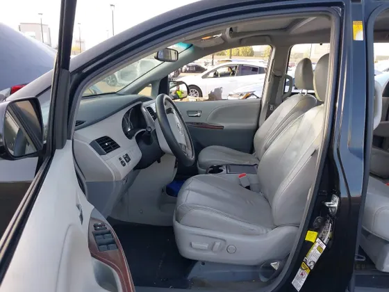 2013 Toyota Sienna XLE AAS