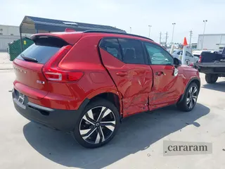 2025 Volvo XC40 Ultimate Dark Theme