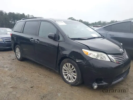 2017 Toyota Sienna XLE Auto Access Seat