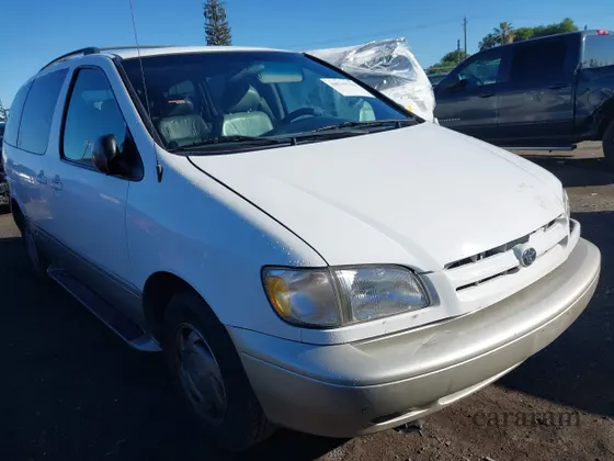 2000 Toyota Sienna LE
