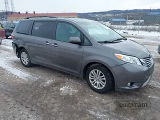 2017 Toyota Sienna XLE Auto Access Seat