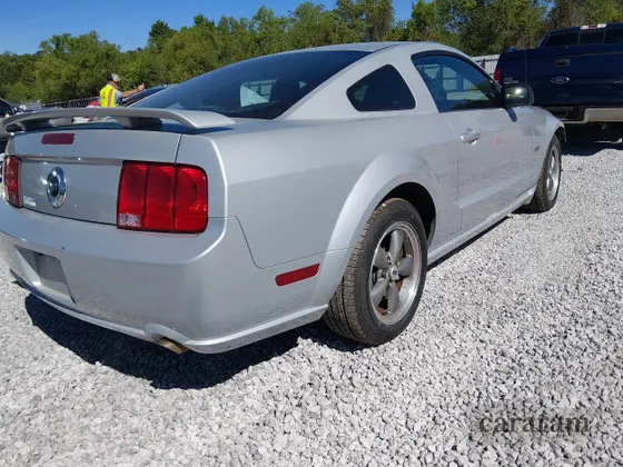 2005 Ford Mustang GT Deluxe