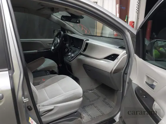2018 Toyota Sienna LE