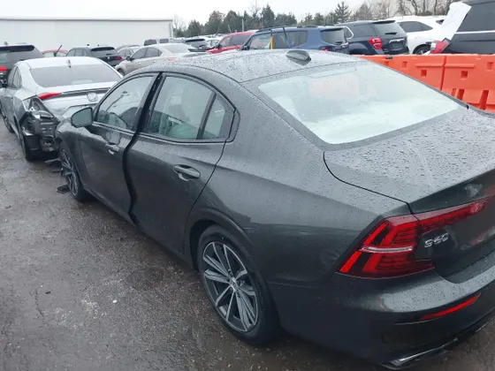 2022 Volvo S60 Momentum