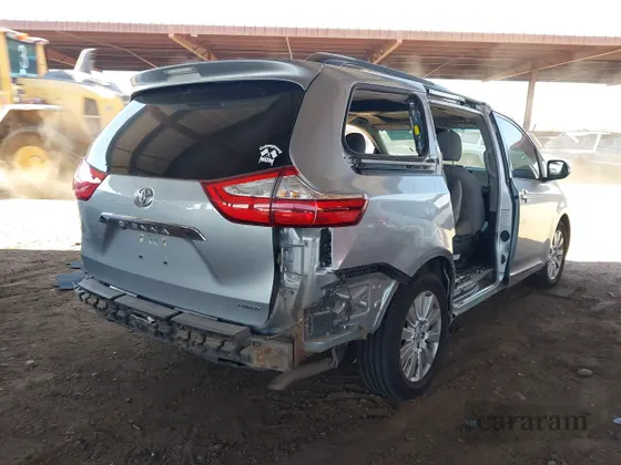 2017 Toyota Sienna XLE Auto Access Seat