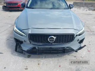 2024 Volvo S60 Plus Dark Theme