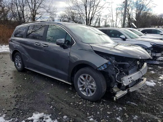2025 Toyota Sienna XLE
