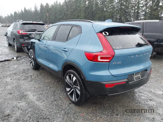 2023 Volvo XC40 Ultimate Dark Theme
