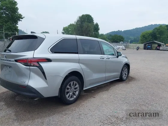 2021 Toyota Sienna LE